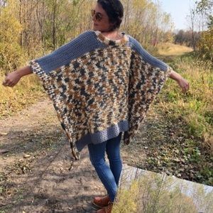 VINTAGE Hand Knit Poncho / Shrug - One Size Fits Many 🤎💙🤍